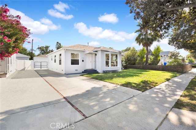 17350 Hamlin Street, Lake Balboa CA: https://media.crmls.org/medias/d7379304-e02d-4ebe-a2a4-31cc94cd79f5.jpg