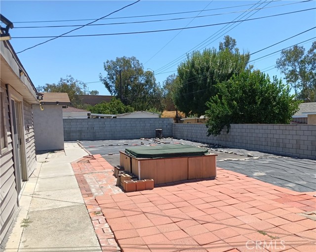 Back yard (ground are covered to prevent weeds to grow).