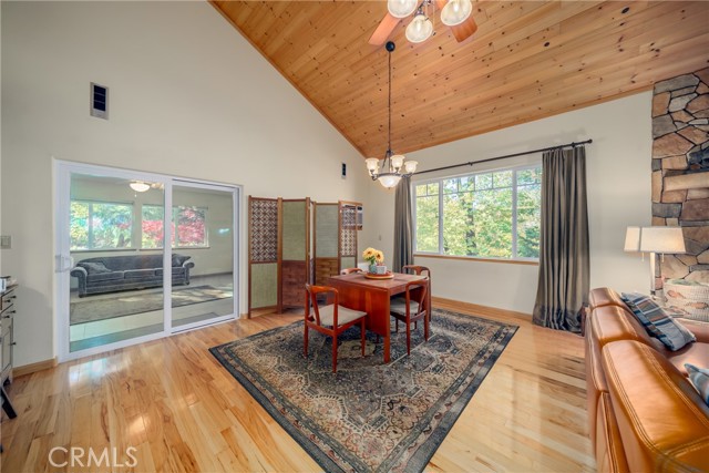 14274 Regina Way, Cobb CA: https://media.crmls.org/medias/d73c25a5-7f10-47ed-914a-0acf21d27cc7.jpg