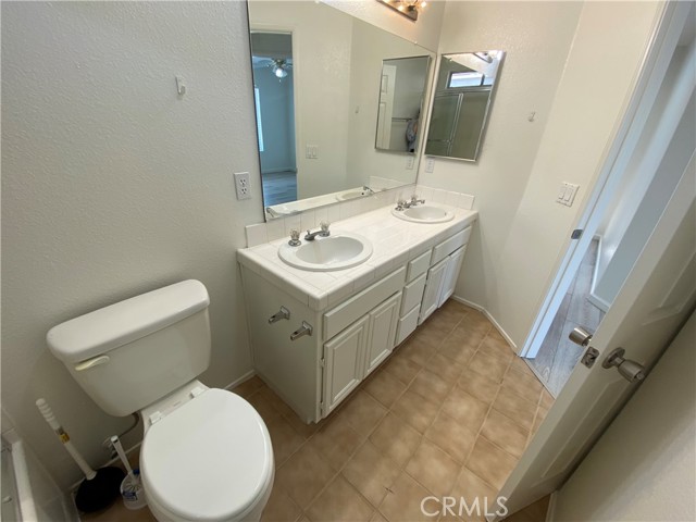 28562 Brige Water Lane, Menifee CA: https://media.crmls.org/medias/d73f8183-f7c1-4a0b-9352-0dbb7f342d04.jpg