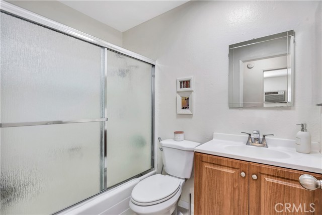 Detail Gallery Image 13 of 19 For 18530 Hatteras St #220,  Tarzana,  CA 91356 - 2 Beds | 2 Baths