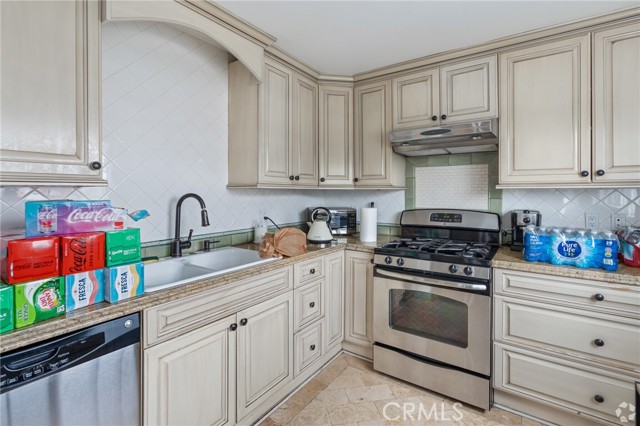 Detail Gallery Image 5 of 7 For 6000 Woodman Ave a,  Van Nuys,  CA 91401 - 2 Beds | 1 Baths