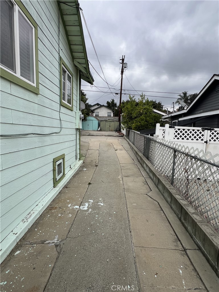 https://media.crmls.org/medias/d74312e5-03bf-4e4e-bc3d-2889edecddec.jpg?preset=X-Large
