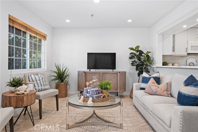 409 Utica Avenue, Huntington Beach CA: https://media.crmls.org/medias/d7447fc6-d2aa-4531-bcb1-8ee8ac3a455c.jpg