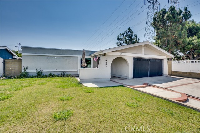 19202 Hickory Lane, Huntington Beach CA: https://media.crmls.org/medias/d7463070-c1ea-4693-95e0-39d2918cd79d.jpg