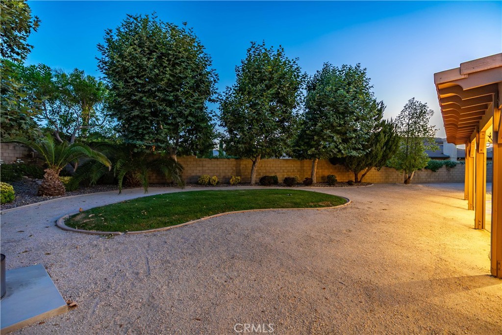 https://media.crmls.org/medias/d7467f92-f604-4537-ad94-3de15627af5f.jpg?preset=X-Large