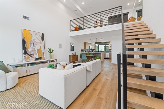 Detail Gallery Image 1 of 27 For 11314 Victory Bld, North Hollywood,  CA 91606 - 3 Beds | 3/1 Baths