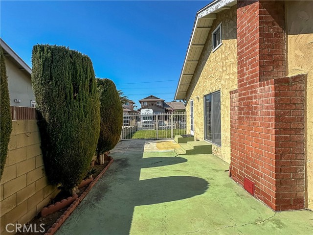 1702 E Bach Street, Carson CA: https://media.crmls.org/medias/d749c9ba-1121-49db-9ec0-d61967eb3354.jpg