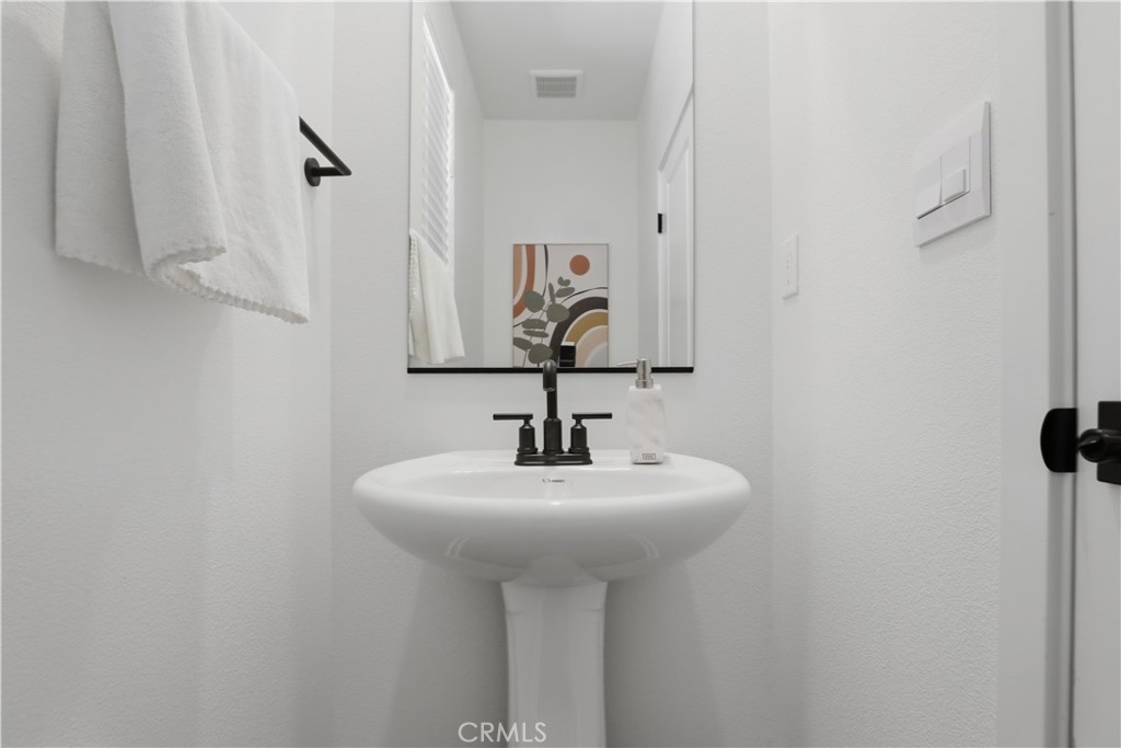 https://media.crmls.org/medias/d74dfe6e-1b85-4913-ade3-82b372894c60.jpg?preset=X-Large