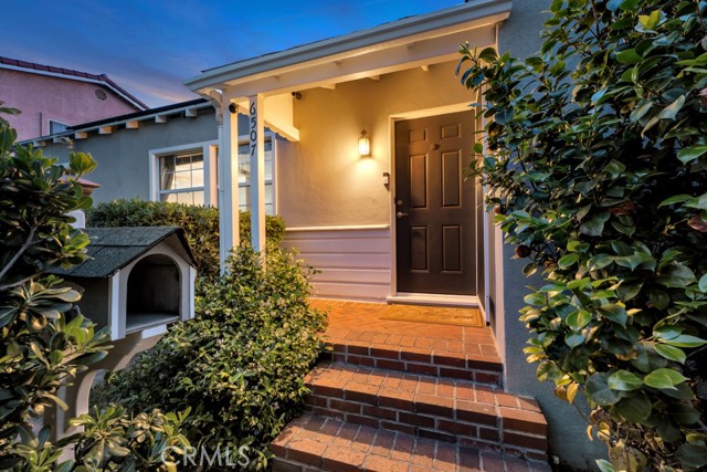 6507 Gentry Avenue, North Hollywood CA: https://media.crmls.org/medias/d74e666b-aa21-430e-912f-57e27ef114ab.jpg