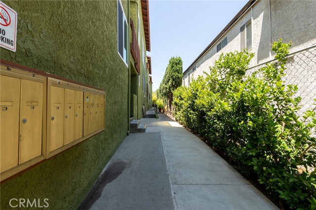 Detail Gallery Image 3 of 25 For 6155 Reseda #4,  Tarzana,  CA 91335 - 3 Beds | 2 Baths