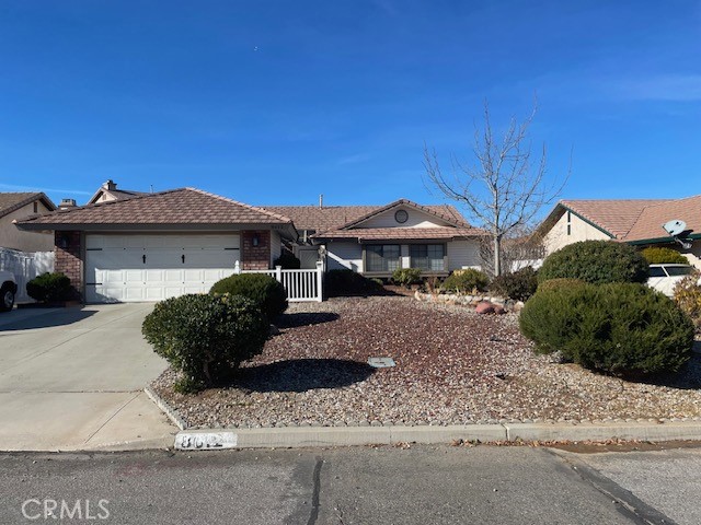 Detail Gallery Image 1 of 11 For 8612 Valley View Dr, Hesperia,  CA 92344 - 4 Beds | 2 Baths