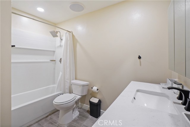 Detail Gallery Image 21 of 47 For 8111 Canby Ave #1,  Reseda,  CA 91335 - 4 Beds | 2/1 Baths