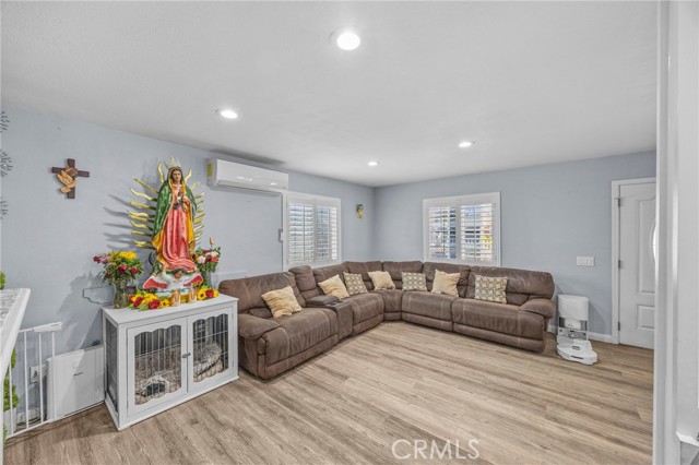 Detail Gallery Image 10 of 39 For 1709 S Townsend St, Santa Ana,  CA 92704 - 4 Beds | 2/1 Baths