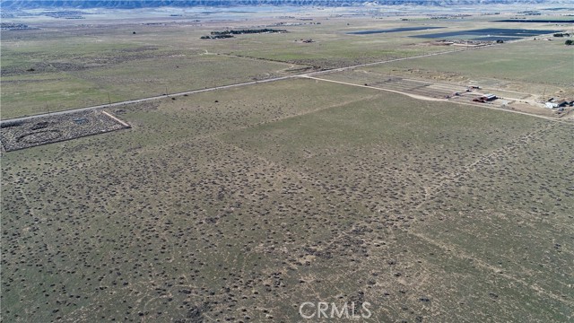 3 W H Avenue, Lancaster CA: https://media.crmls.org/medias/d756d5dd-9e10-4ee6-97af-647cc2e8f5f3.jpg