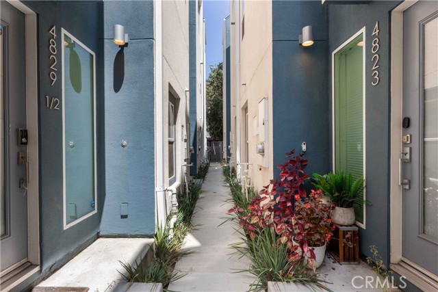 4831 Craner Avenue, North Hollywood CA: https://media.crmls.org/medias/d758b2bd-6a41-4403-a4cb-5be7ef9c1cf6.jpg