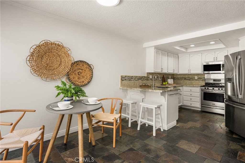 https://media.crmls.org/medias/d7592a95-a713-4a2a-bd92-669eee089b60.jpg?preset=X-Large