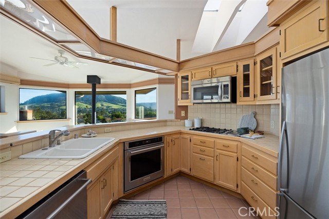 Detail Gallery Image 10 of 62 For 957 Skyline Dr, San Luis Obispo,  CA 93405 - 4 Beds | 2 Baths