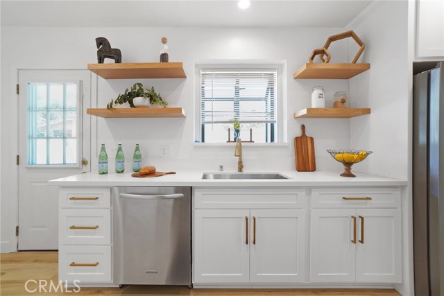 Detail Gallery Image 8 of 17 For 3636 Gardenia Ave, Long Beach,  CA 90807 - 4 Beds | 4 Baths