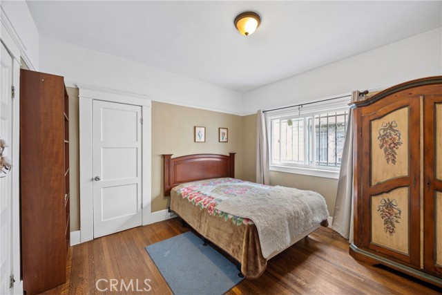 341 W 42nd St, Los Angeles CA: https://media.crmls.org/medias/d75ce37e-d032-45b7-8819-4e7c56c59145.jpg