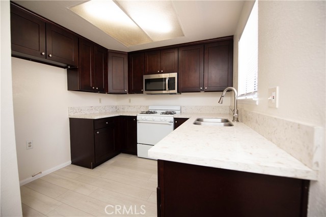 Detail Gallery Image 4 of 10 For 12212 Kiowa, Apple Valley,  CA 92308 - 2 Beds | 2 Baths