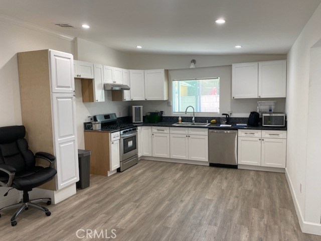 7445 Dempsey Avenue Van Nuys, California NEWLY RENOVATED BACKHOUSE
LAMINATE FLOORS
STAINLESS APPLIANCES
CENTRAL AC/HEAT
WASHER DRYER HOOKUPS
YARD