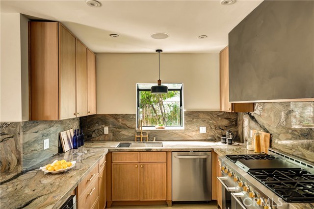 Detail Gallery Image 16 of 42 For 636 Bay, Santa Monica,  CA 90405 - 3 Beds | 3 Baths