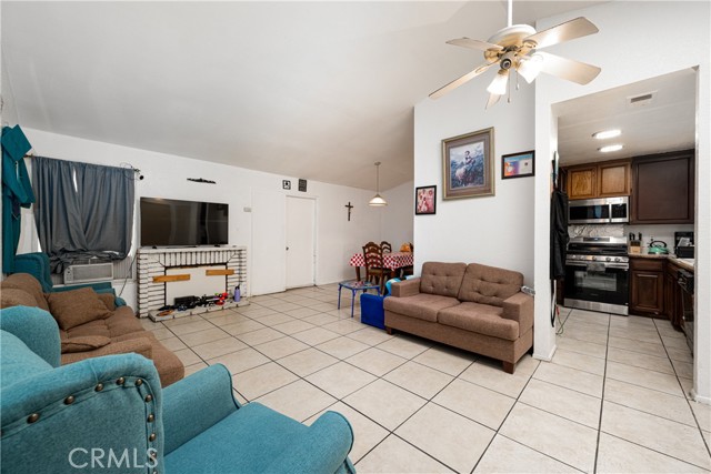 Detail Gallery Image 4 of 36 For 13848 Golden Eagle Ct, Moreno Valley,  CA 92553 - 3 Beds | 3 Baths