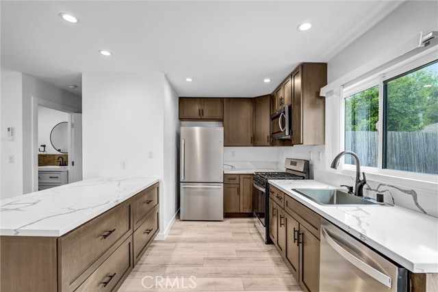 Detail Gallery Image 3 of 18 For 22022 Buena Ventura, Woodland Hills,  CA 91364 - 2 Beds | 1/1 Baths