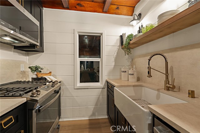 Oversize farmhouse sink!