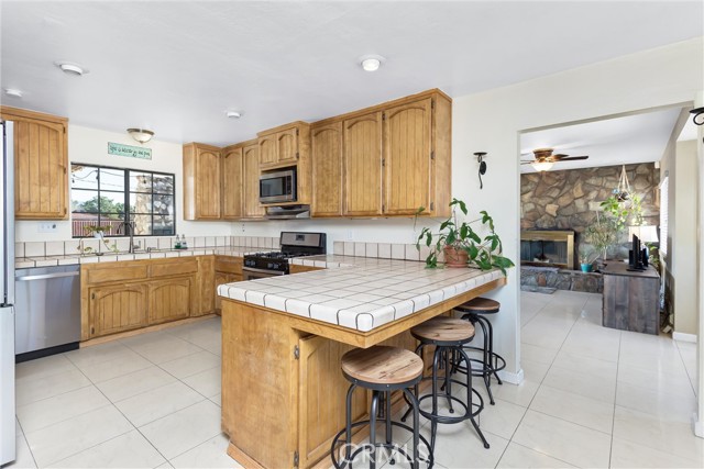 Detail Gallery Image 8 of 45 For 13447 Iroquois Rd, Apple Valley,  CA 92308 - 4 Beds | 3 Baths