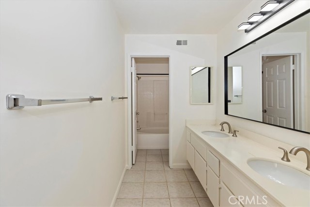 27 Tierra Plano, Rancho Santa Margarita CA: https://media.crmls.org/medias/d77292fb-9b6f-45db-b653-de4d8e74f47c.jpg