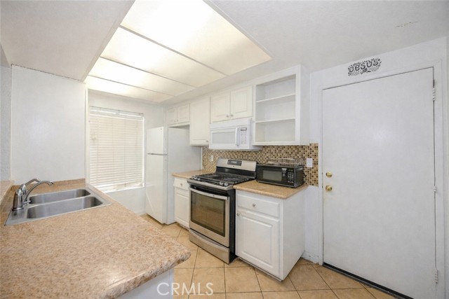 Detail Gallery Image 8 of 20 For 1460 Kendall Dr #59,  San Bernardino,  CA 92407 - 3 Beds | 2 Baths