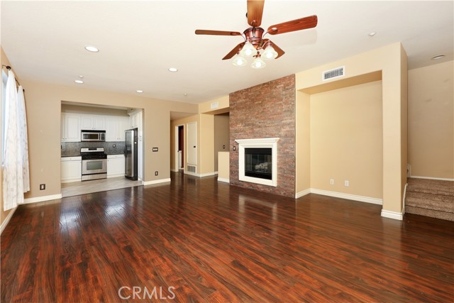 Detail Gallery Image 9 of 28 For 155 Zephyr Run, Tustin,  CA 92782 - 3 Beds | 3/1 Baths