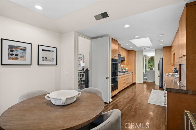 6 Rue Marseilles, Newport Beach CA: https://media.crmls.org/medias/d779ba47-19a9-4876-bbec-f09abdf8e0a0.jpg