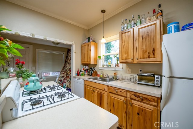 Detail Gallery Image 4 of 13 For 232 W 11th St, Chico,  CA 95928 - 3 Beds | 1 Baths
