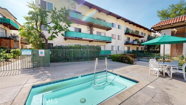 Detail Gallery Image 13 of 15 For 5460 White Oak Ave, Encino,  CA 91316 - 2 Beds | 2 Baths