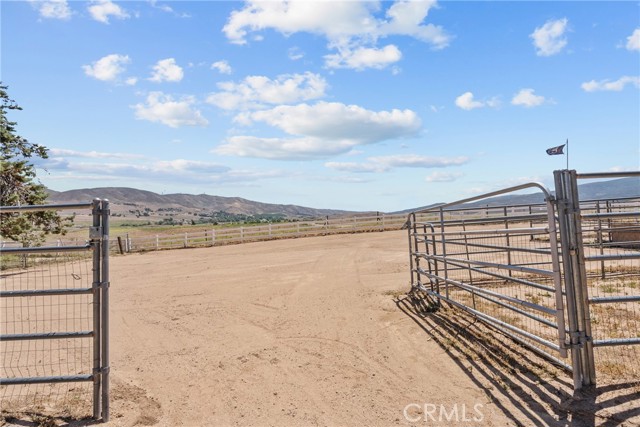 39662 86th W Street, Leona Valley CA: https://media.crmls.org/medias/d7800a8e-8a98-4a05-84e3-e0f0c5c31bb0.jpg