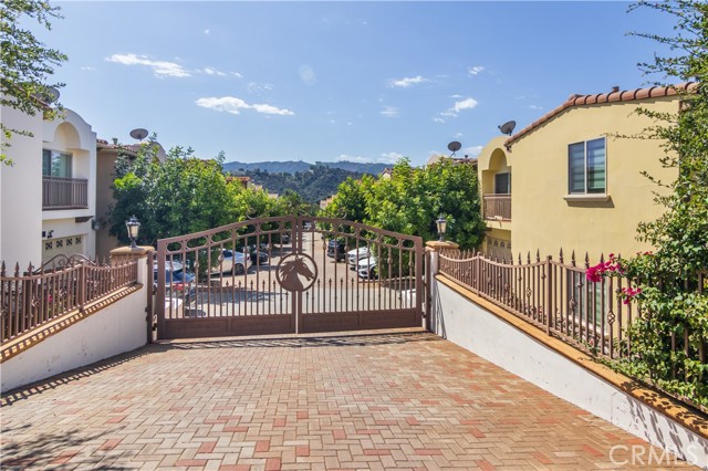 Detail Gallery Image 1 of 1 For 6920 Valmont St #2,  Tujunga,  CA 91042 - 4 Beds | 3 Baths