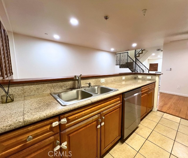 Detail Gallery Image 8 of 20 For 12368 Osborne #4,  Pacoima,  CA 91331 - 3 Beds | 3 Baths