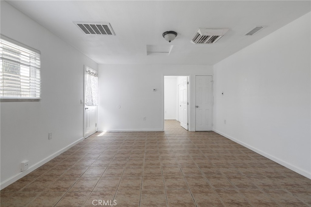 https://media.crmls.org/medias/d78206db-6c1e-4494-81a1-033bdd98ca19.jpg?preset=X-Large