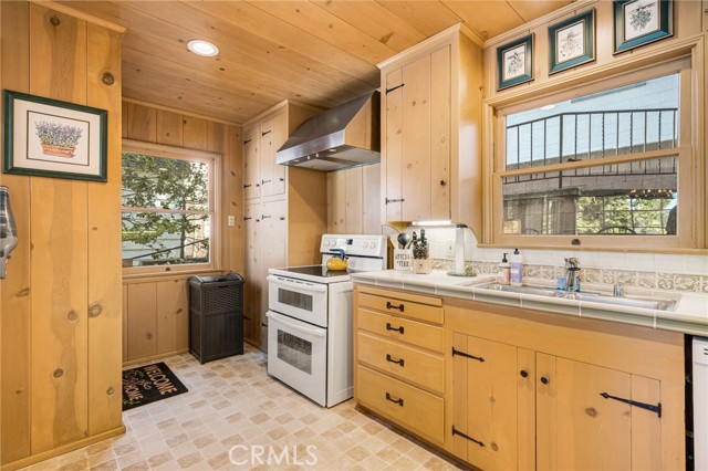 Detail Gallery Image 13 of 53 For 244 John Muir, Lake Arrowhead,  CA 92352 - 5 Beds | 3/1 Baths