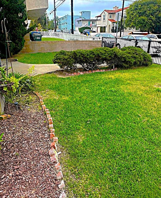 The Front Yard is Spacios With a Nice Lawn and Shrubbery. The Front Yard is Spacios With a Nice Lawn and Shrubbery.