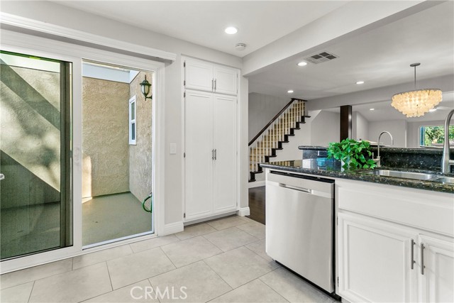 Detail Gallery Image 8 of 31 For 21066 Poolside, Huntington Beach,  CA 92648 - 2 Beds | 2/1 Baths