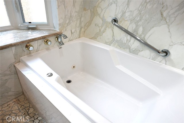 Kohler deep soaking tub