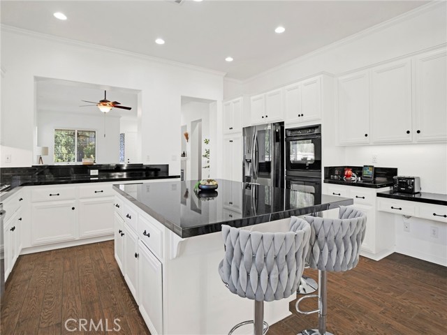 Detail Gallery Image 14 of 42 For 21103 Cross Creek Dr, Saugus,  CA 91350 - 3 Beds | 3 Baths