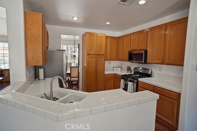 Detail Gallery Image 11 of 22 For 4064 Portola Dr, Palmdale,  CA 93551 - 4 Beds | 2 Baths