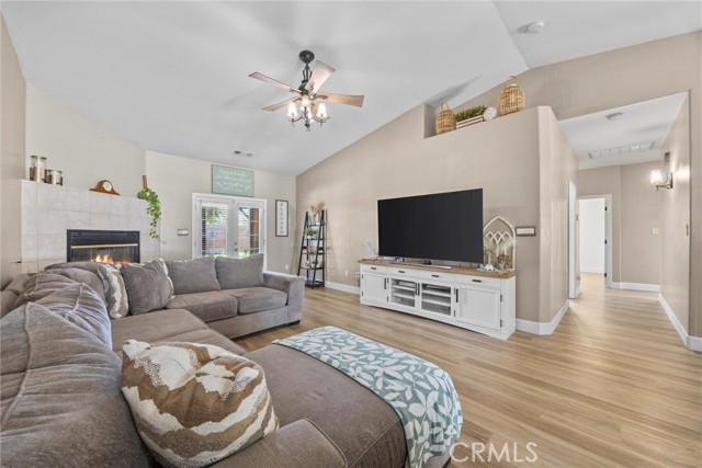 231 Sunny Meadow Drive, Bakersfield CA: https://media.crmls.org/medias/d799c152-f18a-41da-9391-18b53398bdcb.jpg