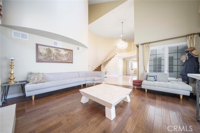 Detail Gallery Image 7 of 32 For 18741 Hillsboro Rd, Northridge,  CA 91326 - 5 Beds | 6/1 Baths