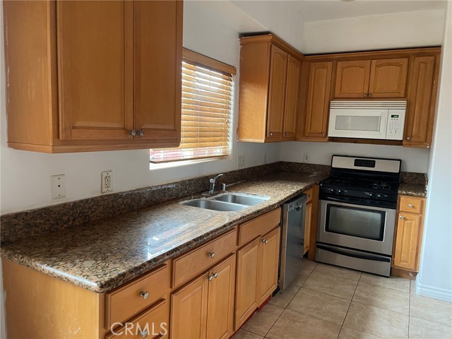 Detail Gallery Image 4 of 26 For 8425 Burnet Ave #4,  North Hills,  CA 91343 - 4 Beds | 2/1 Baths